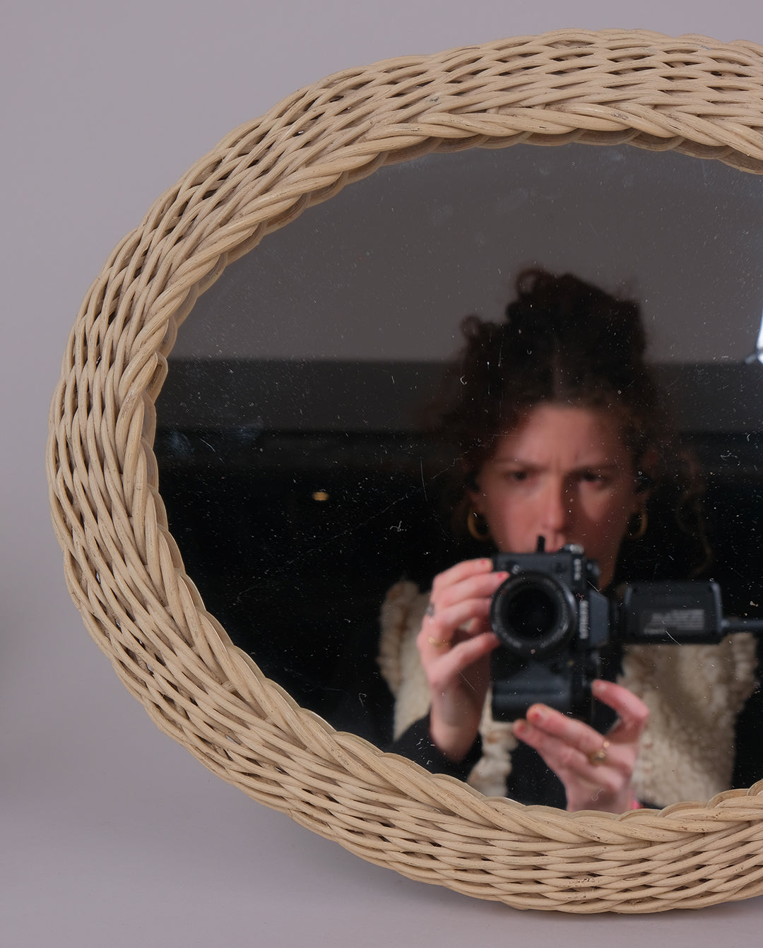 Miroir ovale en osier peint