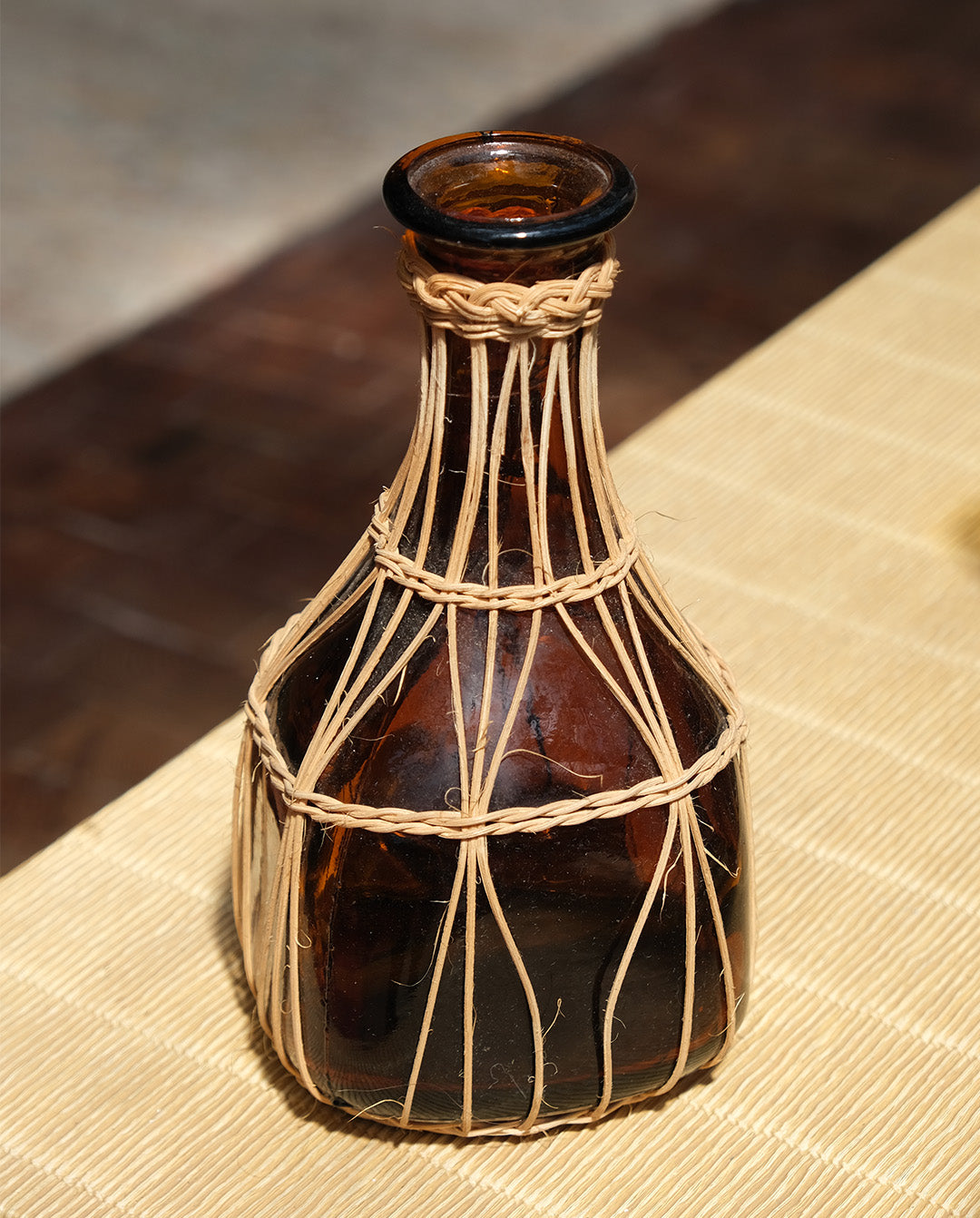 Carafe en verre ambré, habillage en osier, vintage