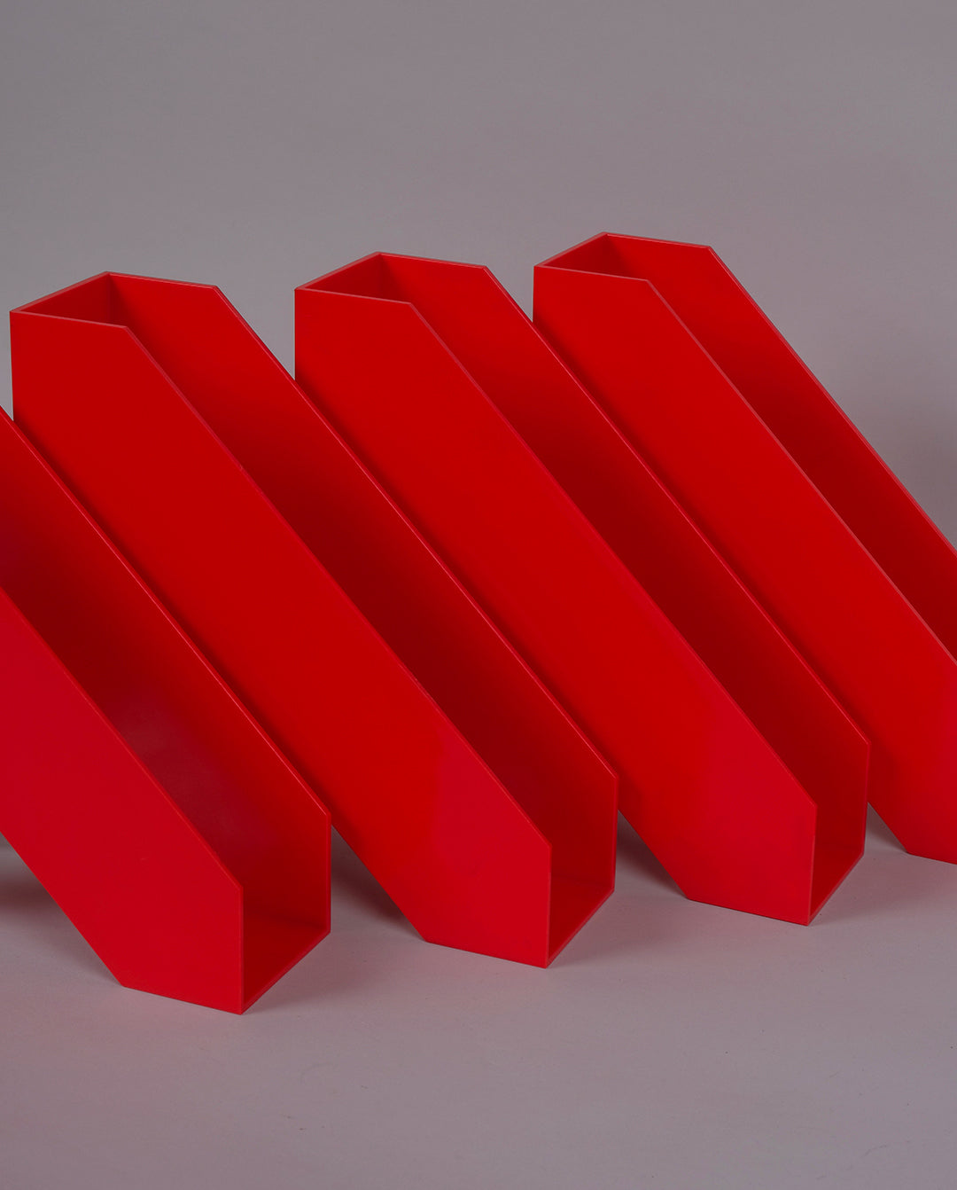 Porte-revues ou range-vinyles en plastique rouge dessinés par Walter Zeischegg pour Helit.