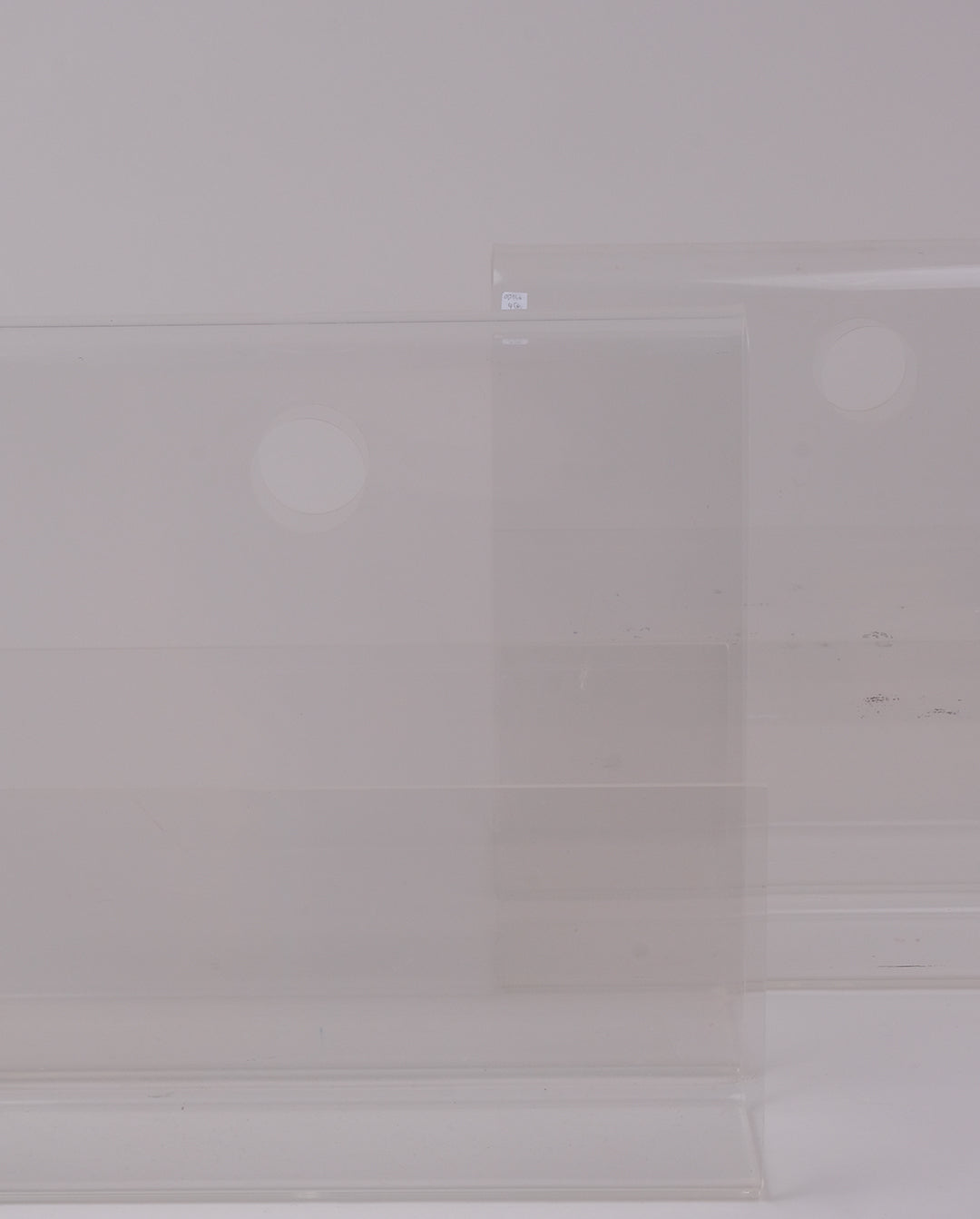 Porte-revue en plexiglas
