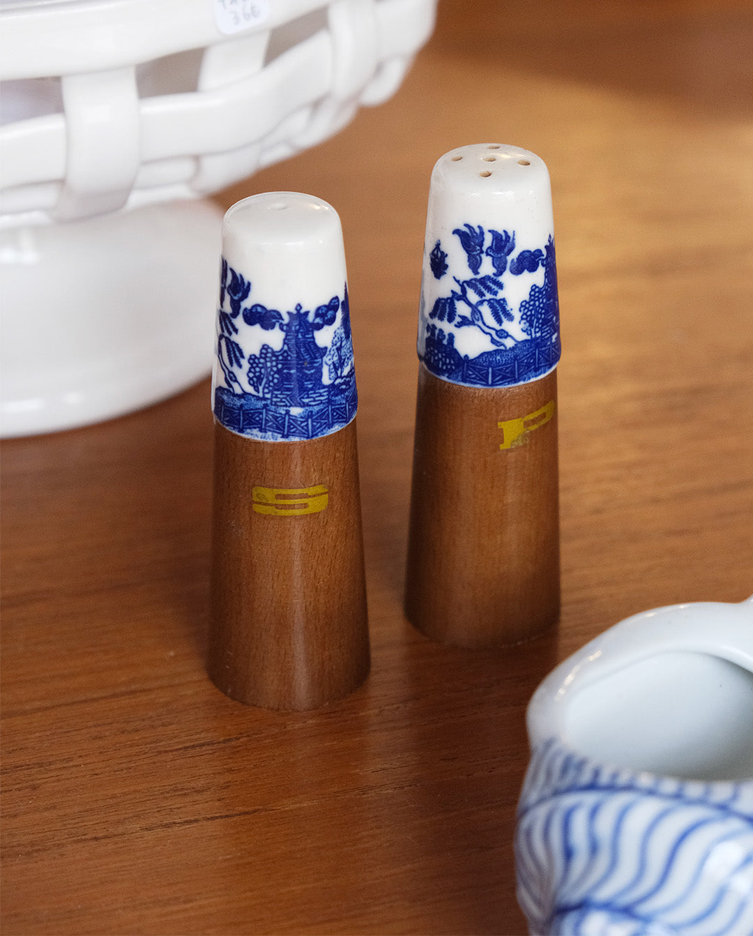 Salière et poivrière en bois et céramique