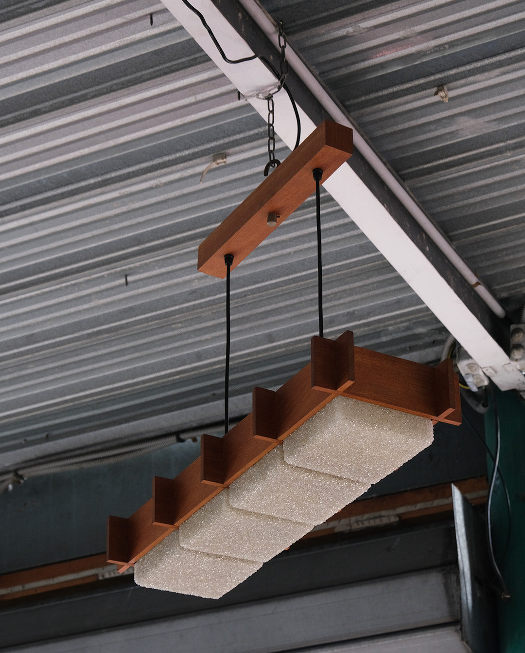 Suspension scandinave en teck et perspex