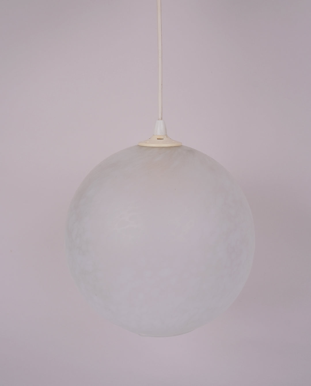 Suspension boule en verre moucheté