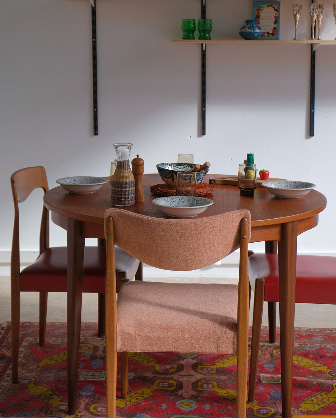 Table ronde en teck, années 60