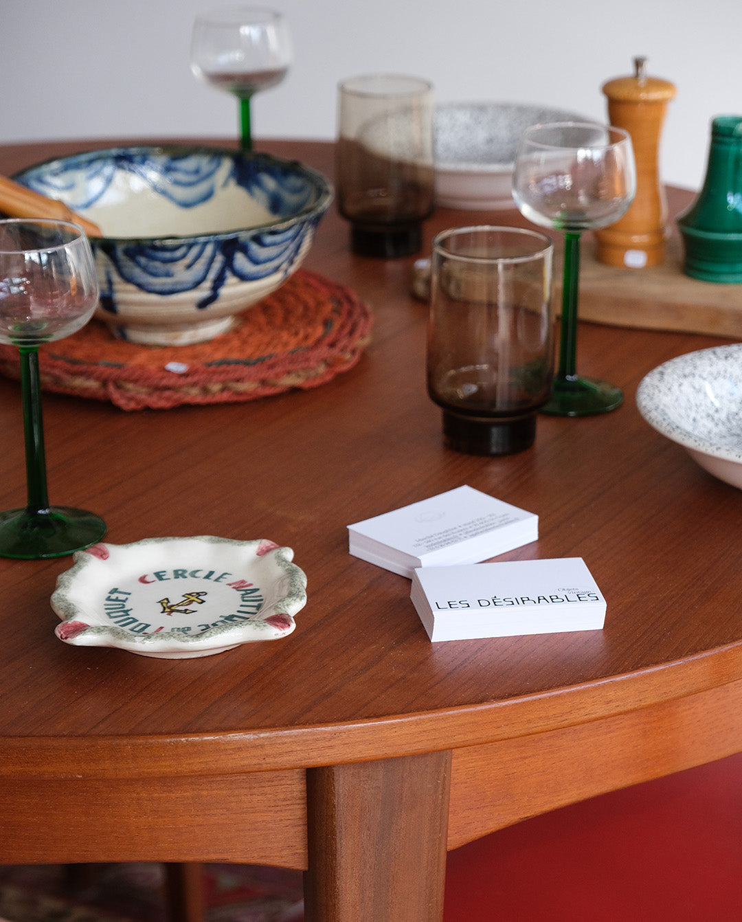 Table ronde en teck, années 60