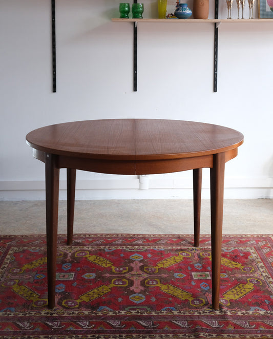 Table ronde en teck, années 60