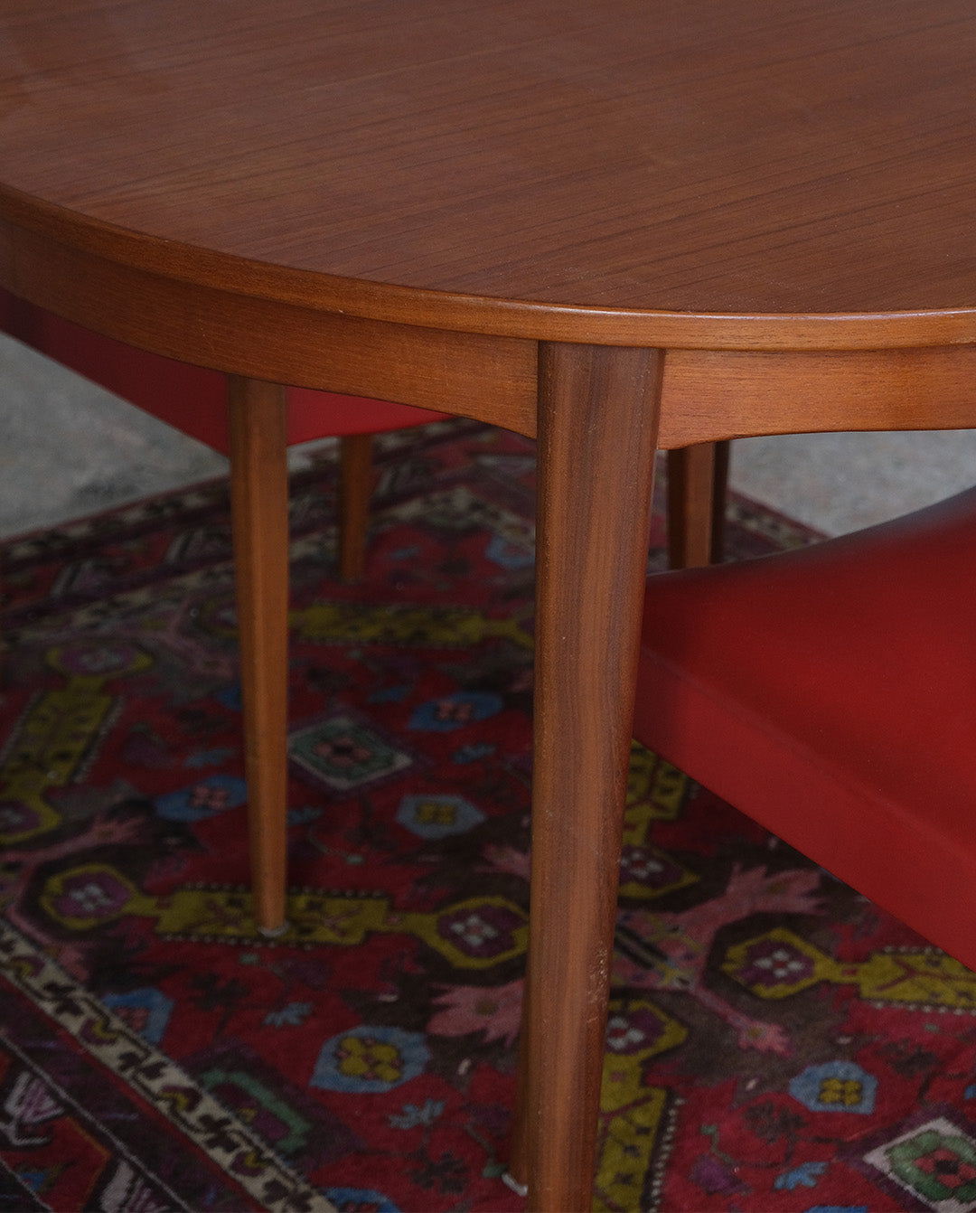 Table ronde en teck, années 60