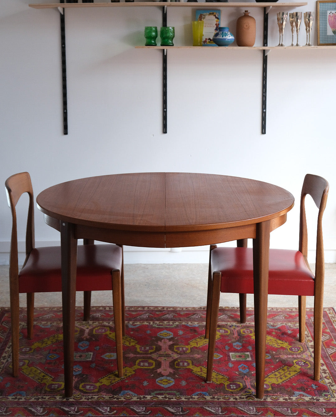 Table ronde en teck, années 60