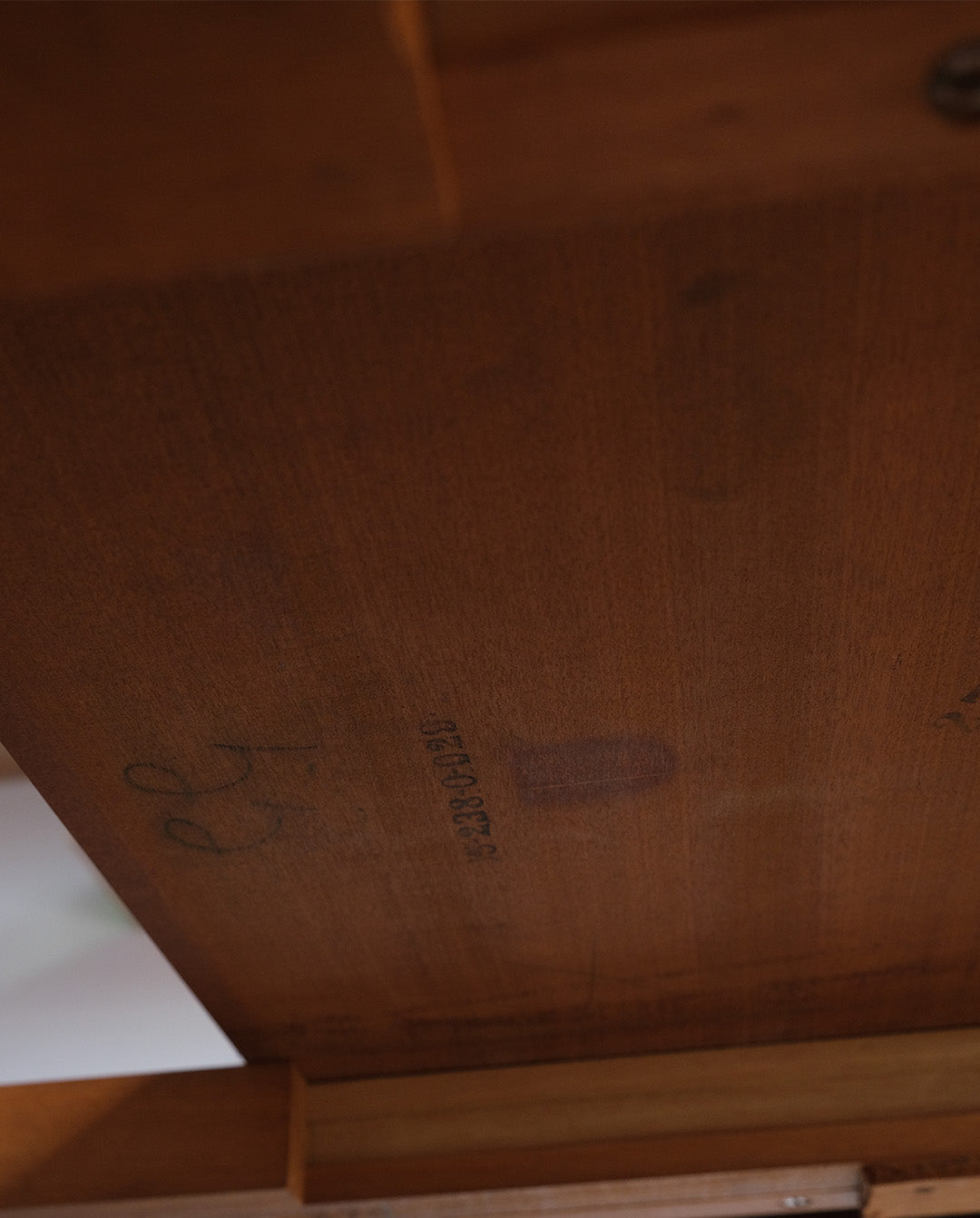 Table ronde en teck, années 60