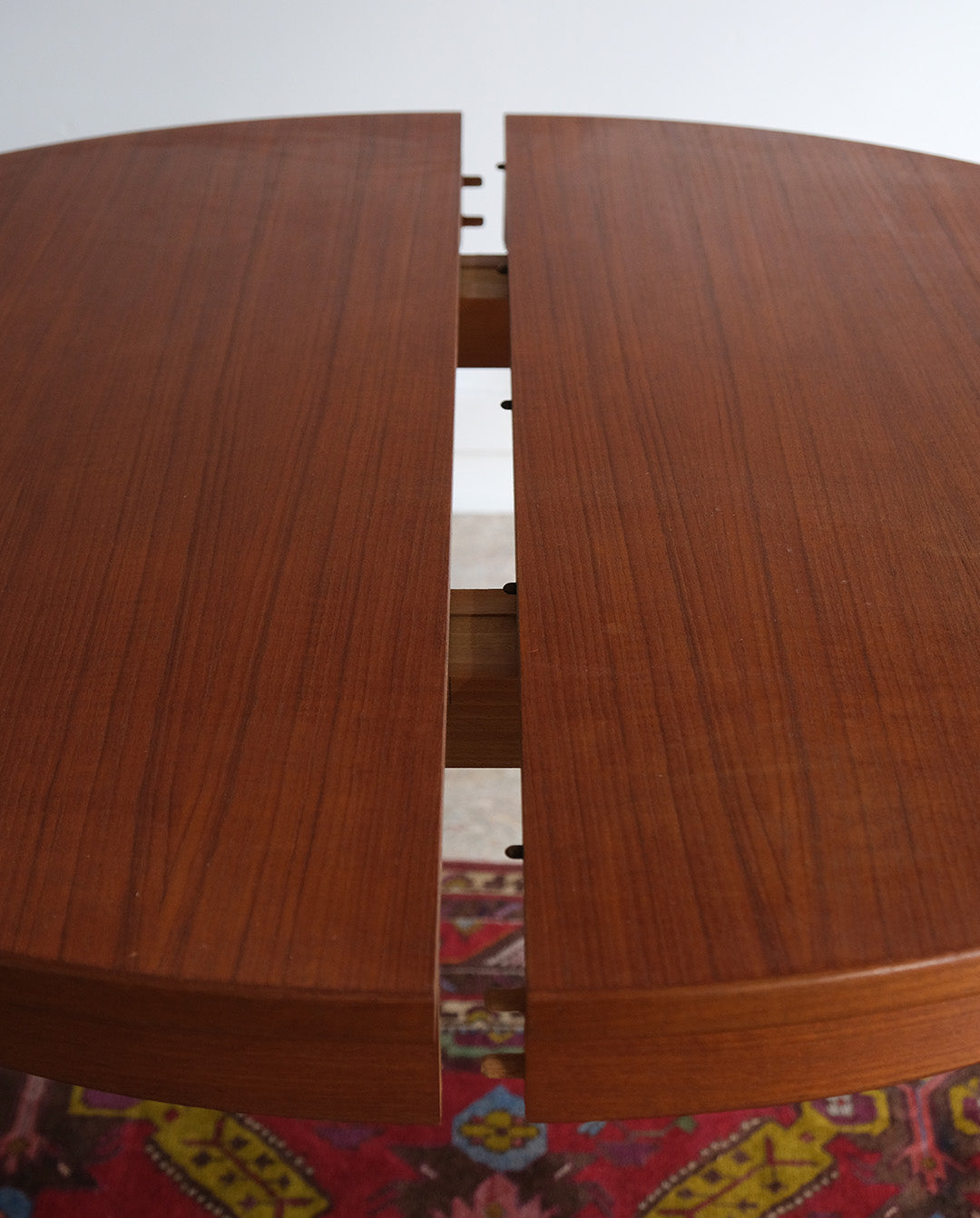 Table ronde en teck, années 60