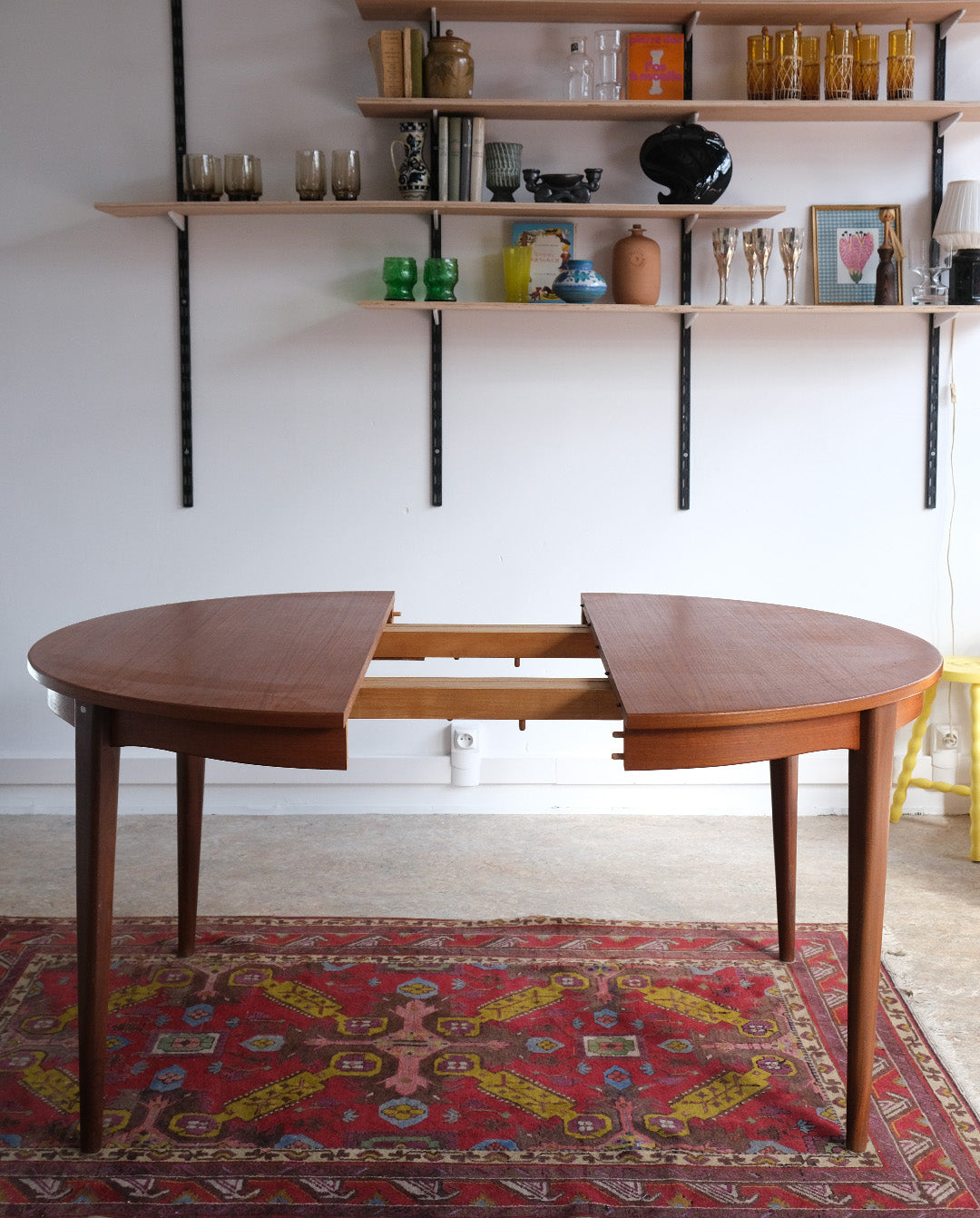 Table ronde en teck, années 60