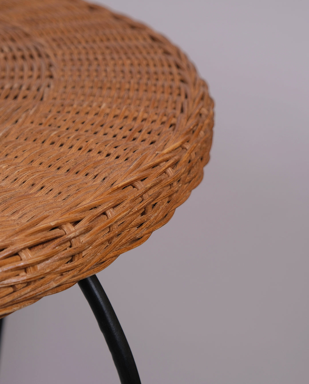 Table ronde vintage, plateau en osier tressé et pieds courbés en métal