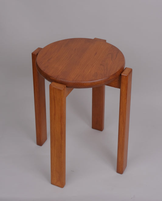 Tabouret brutaliste en pin