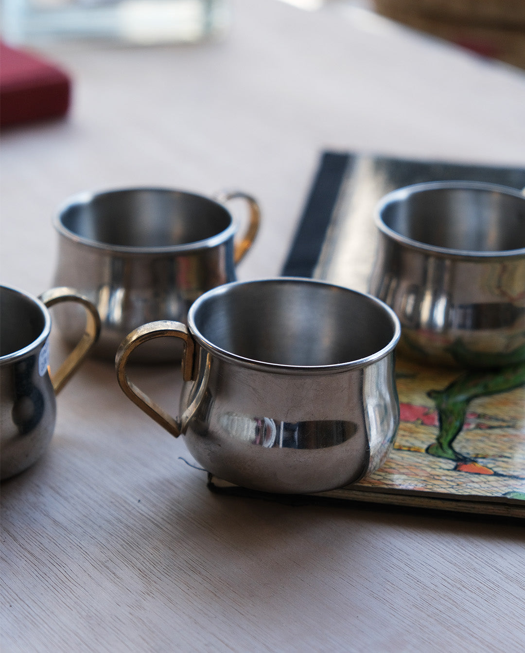 Tasses en inox x4, poignée dorée, fabrication italienne vintage