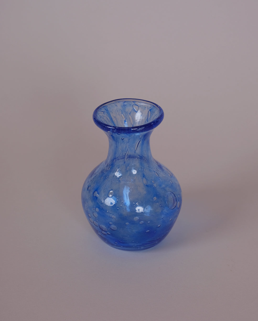 Vase en verre soufflé bleu