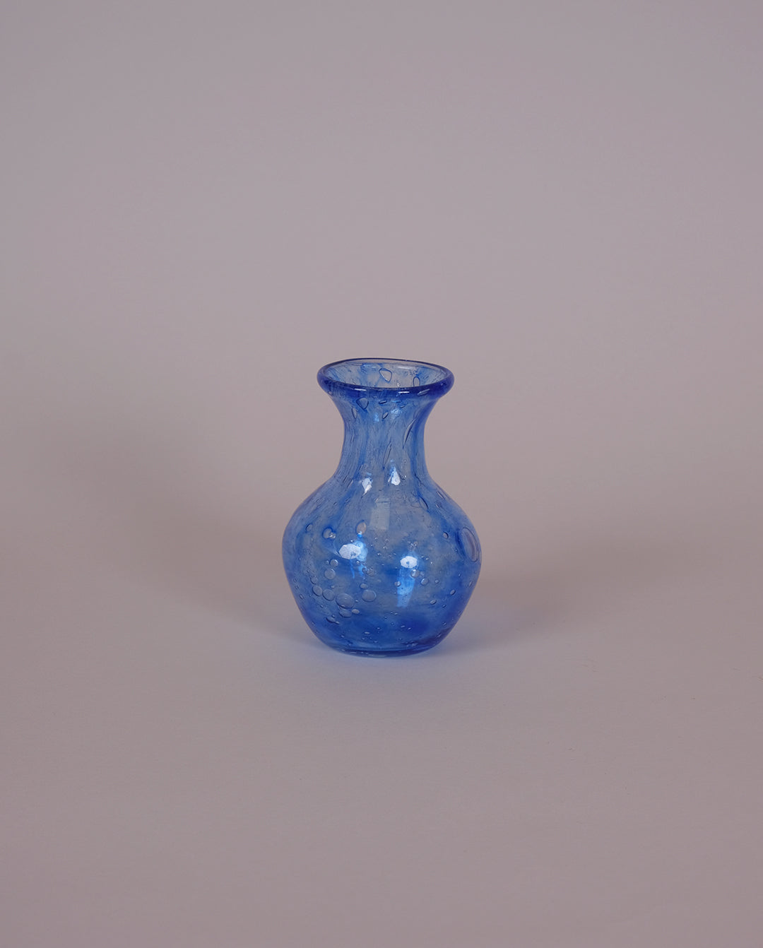 Vase en verre soufflé bleu