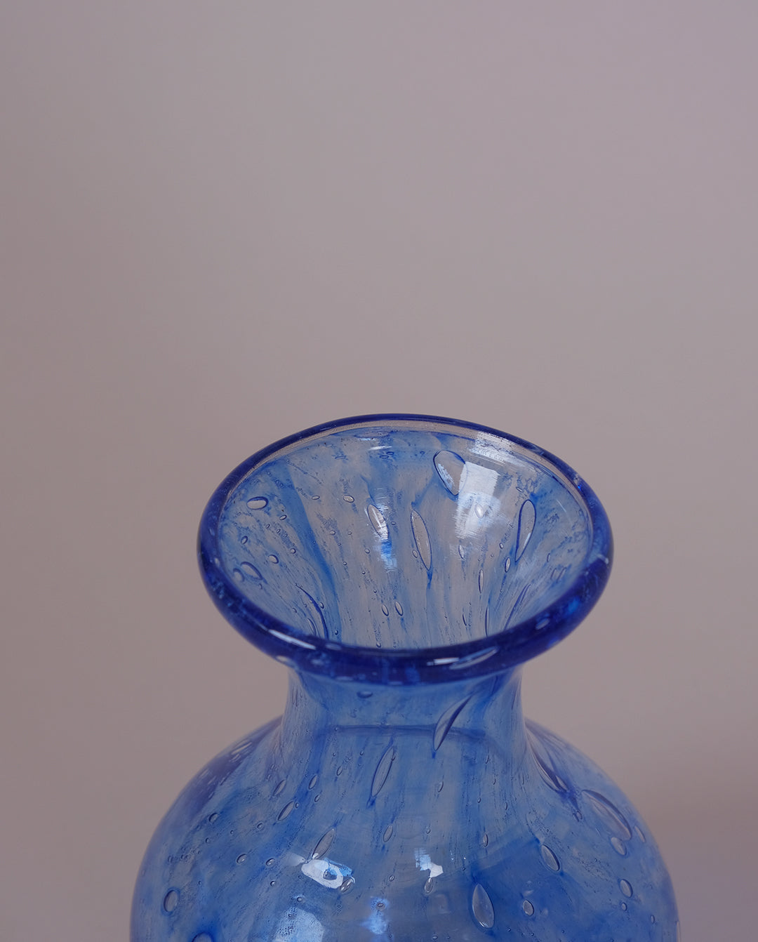 Vase en verre soufflé bleu