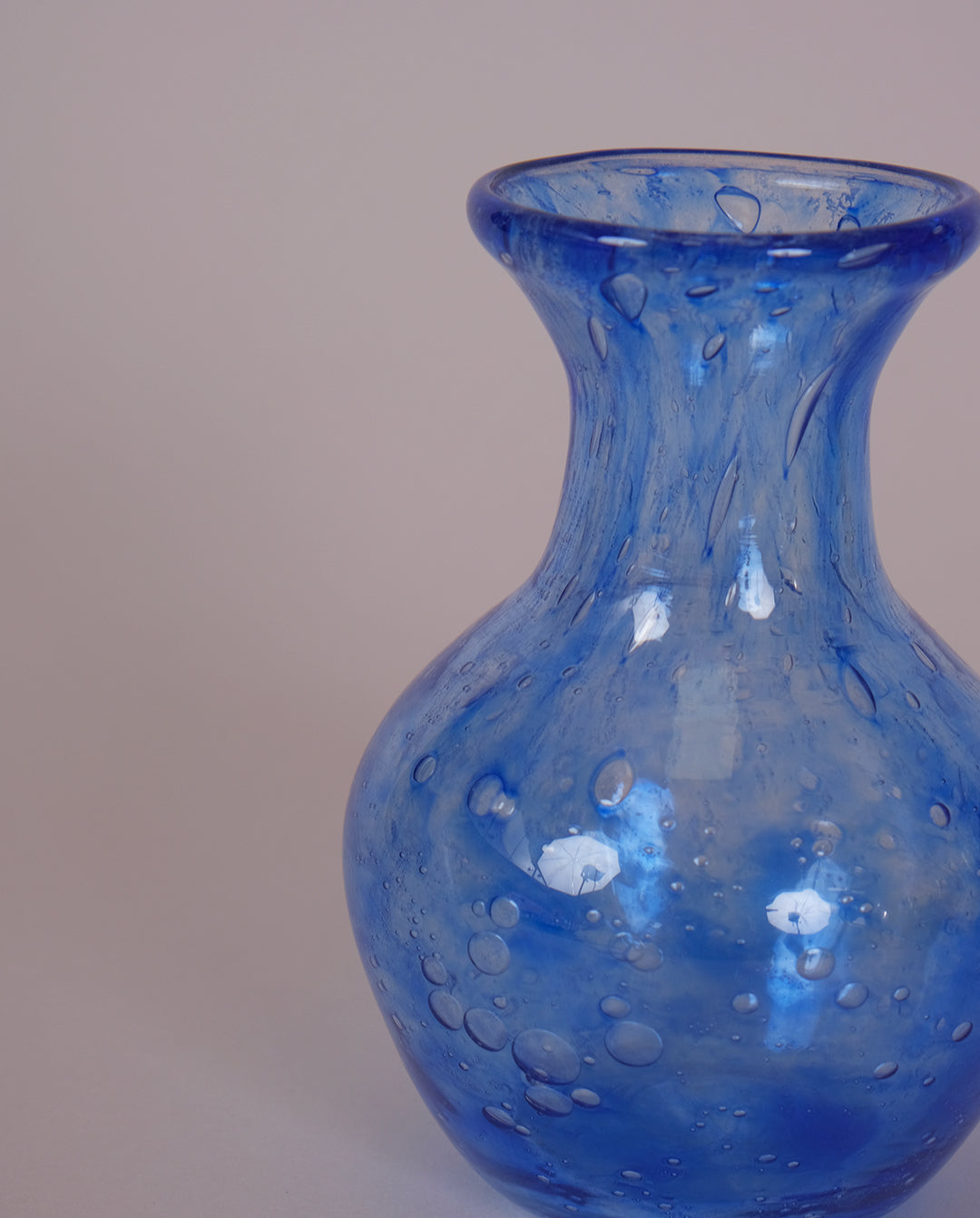 Vase en verre soufflé bleu