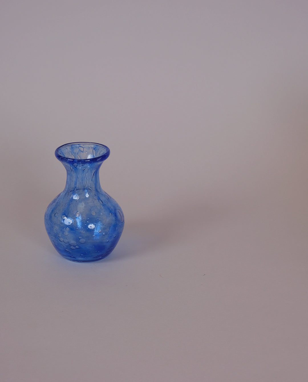 Vase en verre soufflé bleu