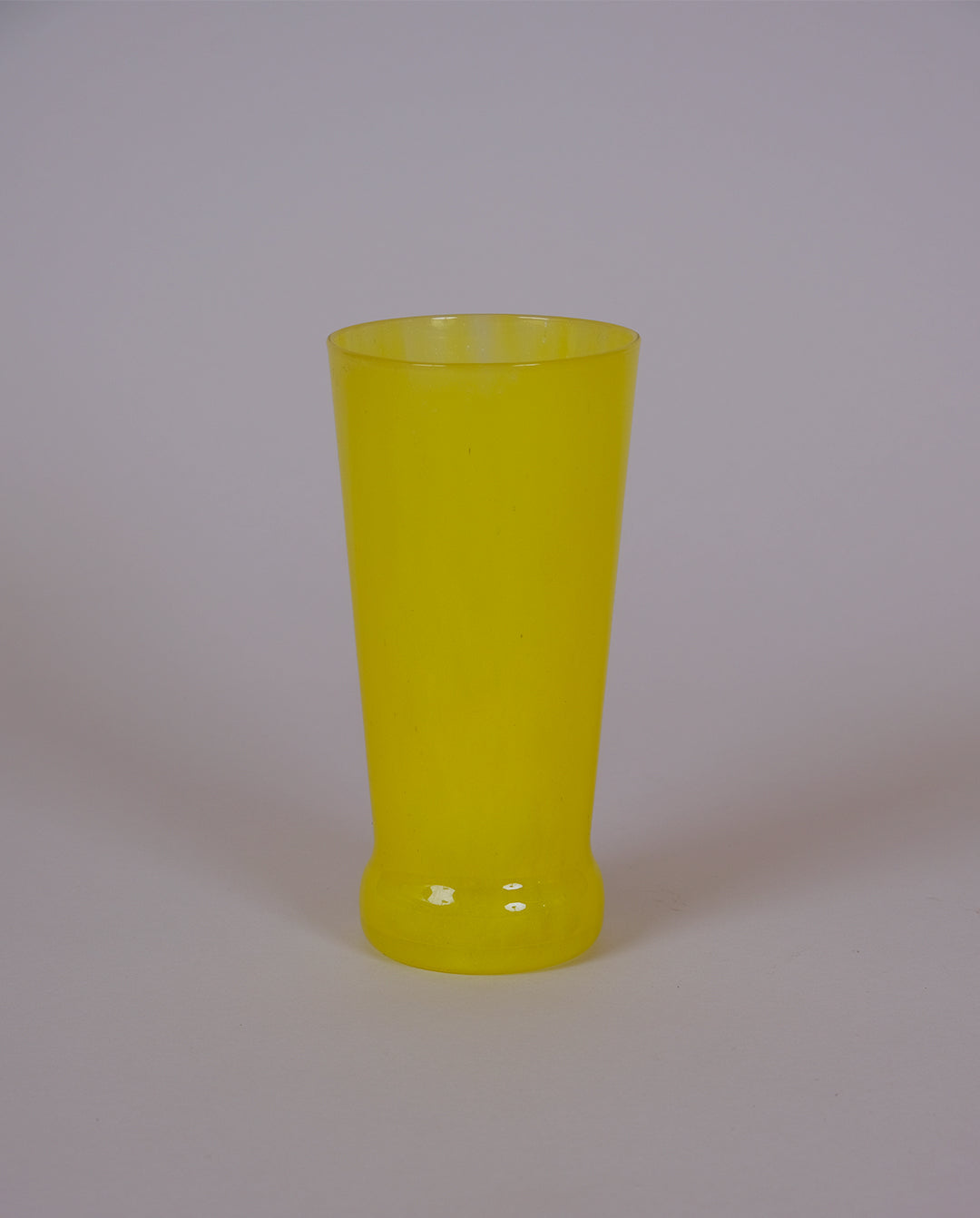 Vase en verre soufflé jaune vif