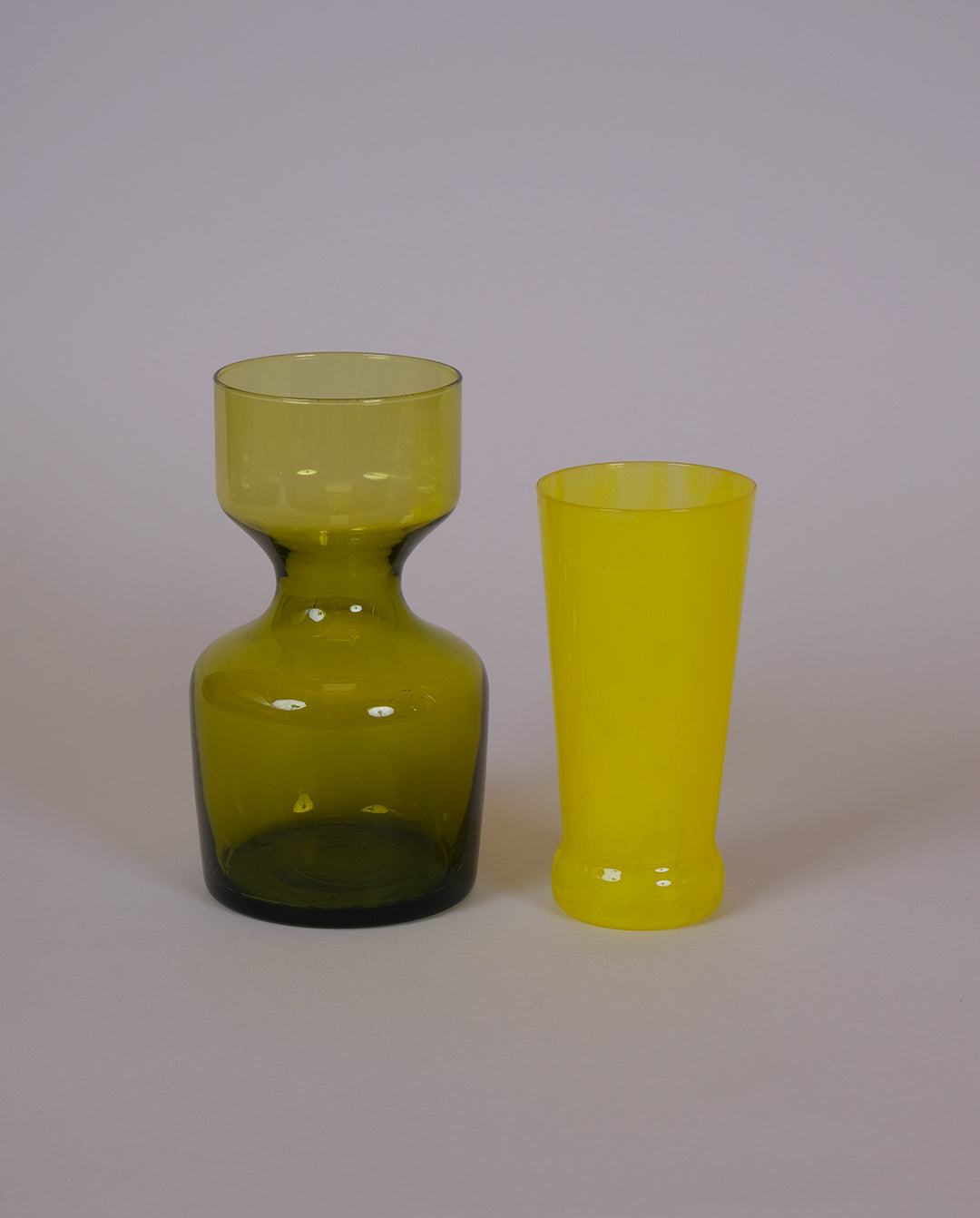 Vase en verre soufflé jaune vif