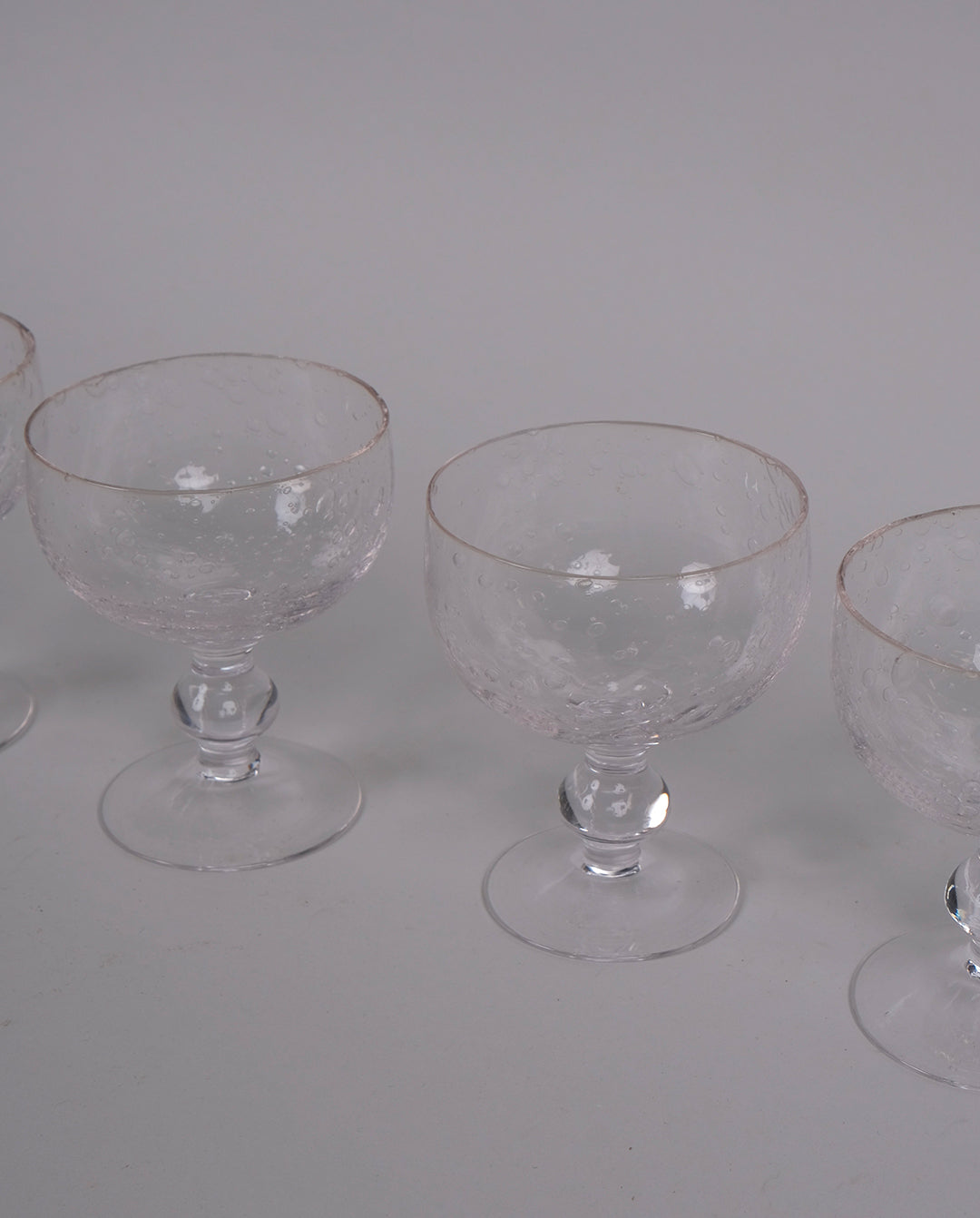 Ensemble de 4 verres à pied en verre bullé transparent.