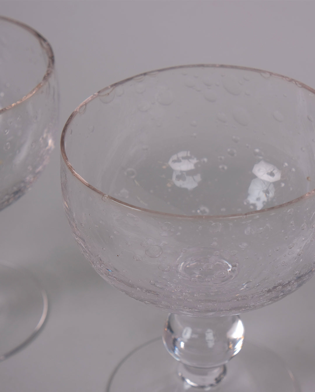 Ensemble de 4 verres à pied en verre bullé transparent.