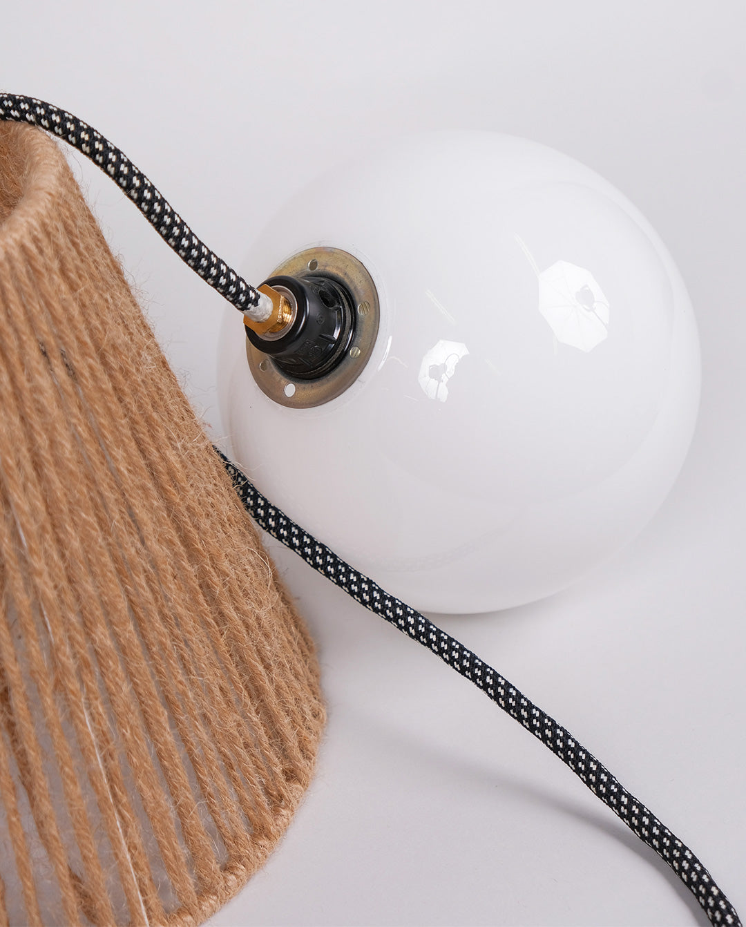 Lampe à poser en corde et opaline